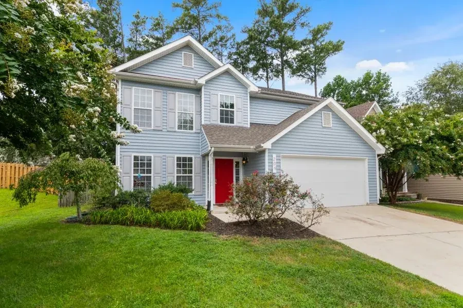 Family home with a front lawn in Broussard
